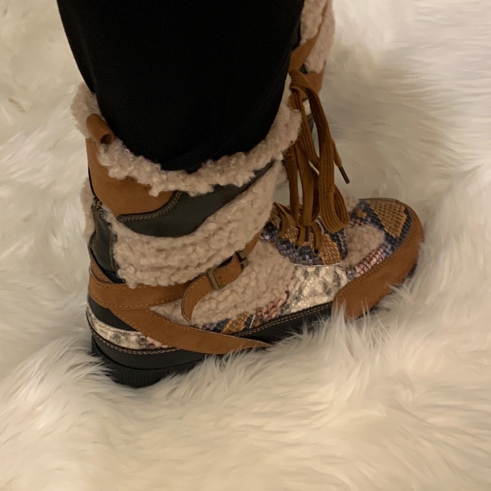 Trendy and stylish combat boot - Picture 5 of 6